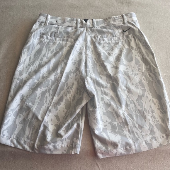 Nike Men's Flat Front Shorts in Light Gray Pattern - Picture 2 of 5